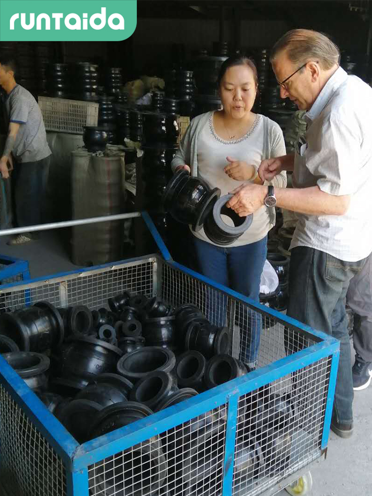 橡膠軟（ruǎn）接頭國外客戶（hù）訪廠驗貨